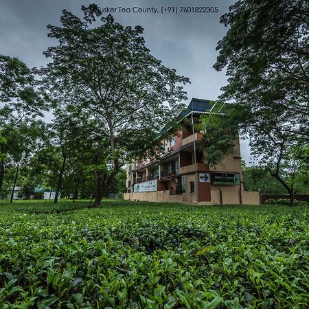 Tusker Tea County Hotel Chālsa Екстериор снимка