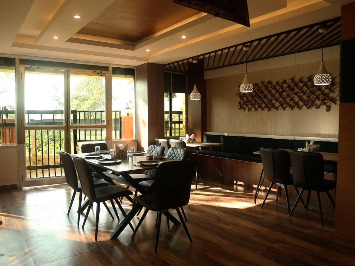 Tusker Tea County Hotel Chālsa Екстериор снимка