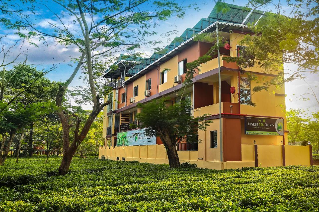 Tusker Tea County Hotel Chālsa Екстериор снимка