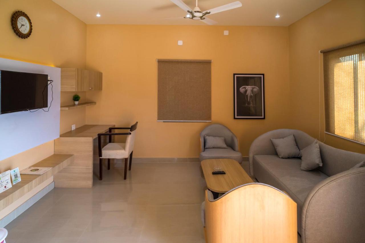 Tusker Tea County Hotel Chālsa Екстериор снимка