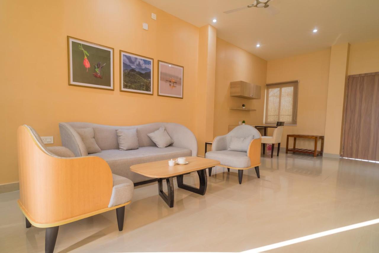 Tusker Tea County Hotel Chālsa Екстериор снимка