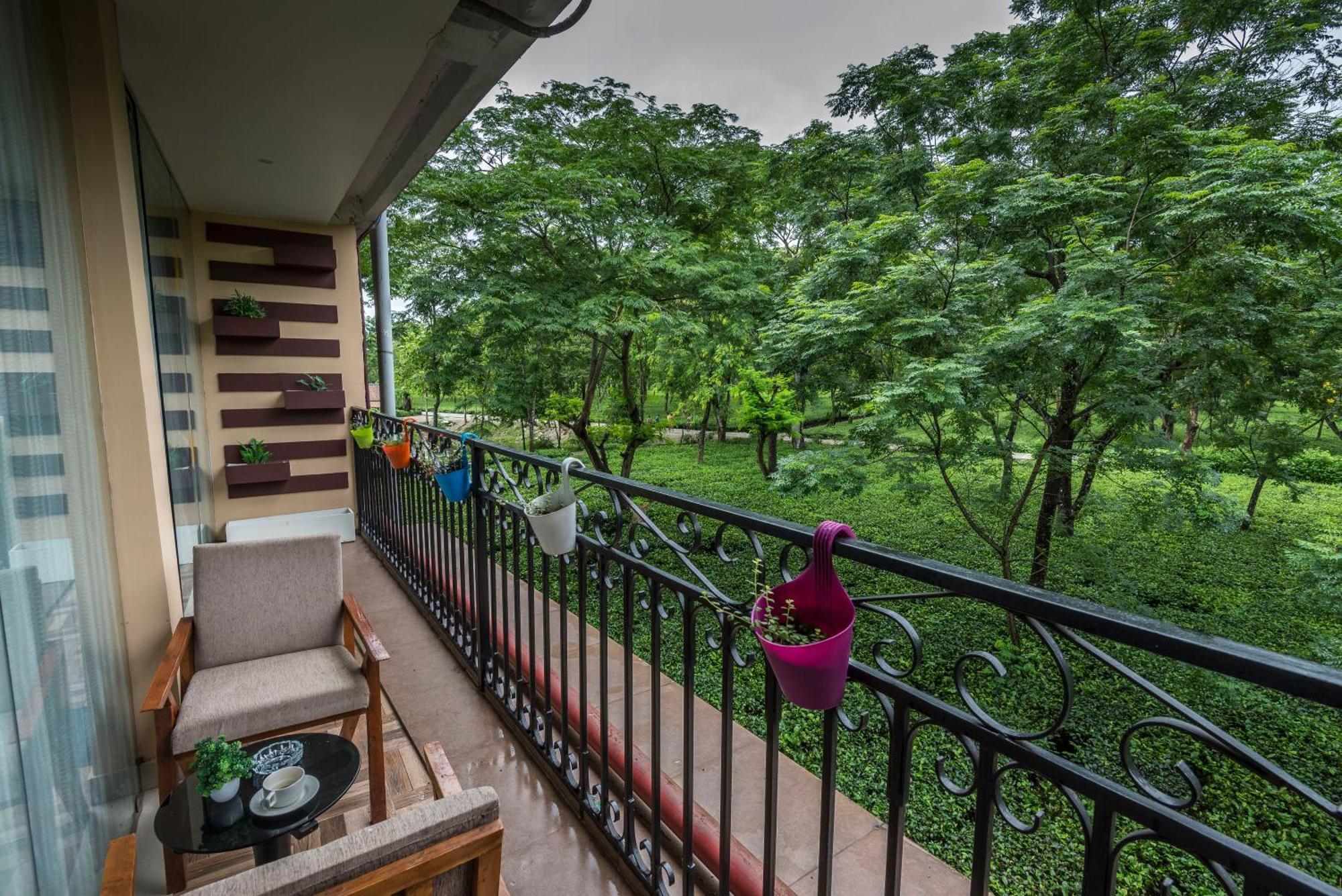Tusker Tea County Hotel Chālsa Екстериор снимка